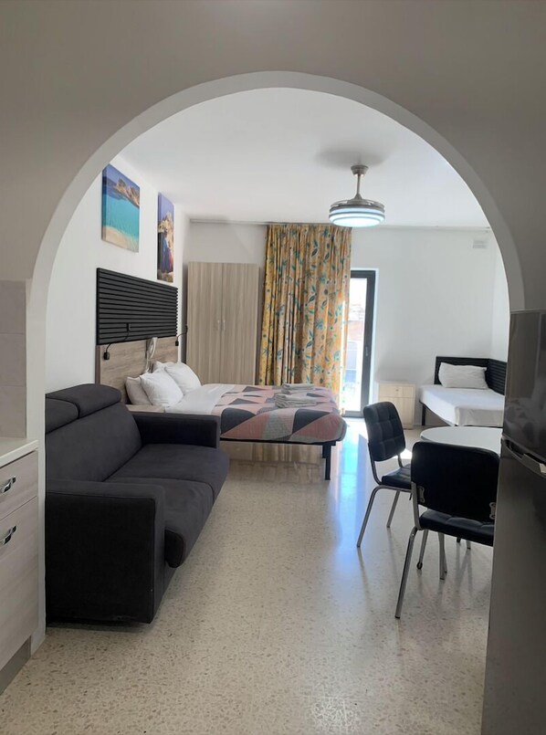 1 bedroom, WiFi - Standard Studio Apartment Combined Living, Bedroom and Kitchen as seen in photo (San Pawl il-Bahar)