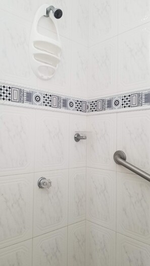 Secadora de cabello, toallas, jabón, papel de baño 