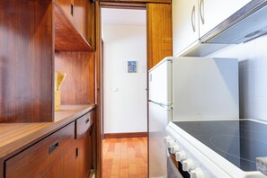 Departamento | Cocina privada | Refrigerador con congelador, microondas, horno y parrilla de estufa 