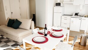 Un soggiorno moderno e luminoso con zona pranzo apparecchiata per quattro persone.