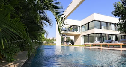 Luxurious Coastal Villa w Pool & Garden
