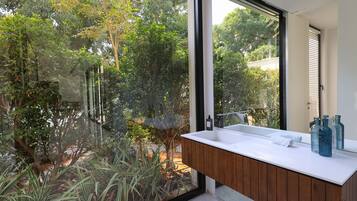 Villa | Bathroom | Free toiletries, towels, soap, shampoo