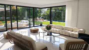 Villa | Living area | 40-inch Smart TV with cable channels, TV