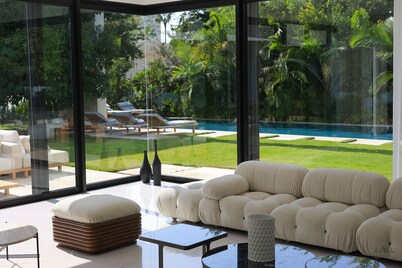 Luxurious Coastal Villa w Pool & Garden