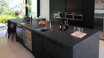 Vila | Cozinha privada | Geladeira grande, micro-ondas, fogão, cooktop