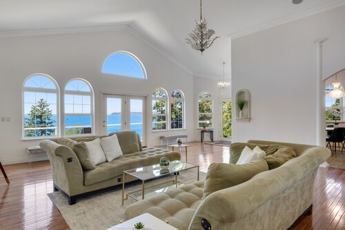 Luxurious dog-friendly bay-view home with private beach access