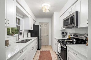 Kühlschrank, Mikrowelle, Ofen, Wasserkocher mit Kaffee-/Teezubehör