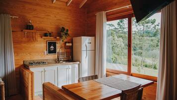 Cabana romântica | Cozinha privada | Geladeira, micro-ondas, cooktop, chaleira elétrica