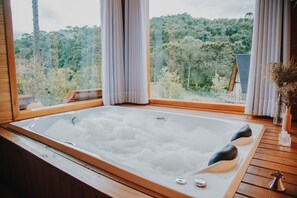 Romantic Cabin | Private spa tub