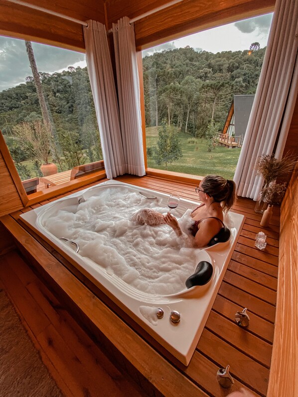 Romantic Cabin | Private spa tub