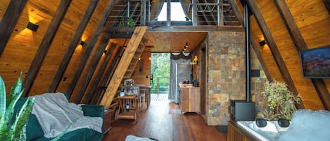 Deluxe Cabin, 1 Queen Bed, Lake View | Living area