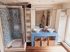 Hårføner, håndklær, såpe og toalettpapir