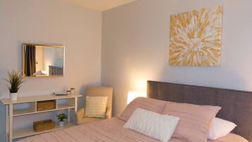 3 bedrooms, desk, iron/ironing board, travel crib