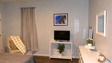3 bedrooms, desk, iron/ironing board, travel crib
