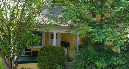 Cozy-Hoosier themed bungalow-Walk to best city parks and Downtown.