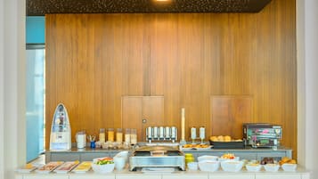 Tägliches Frühstücksbuffet (15.90 EUR pro Person)