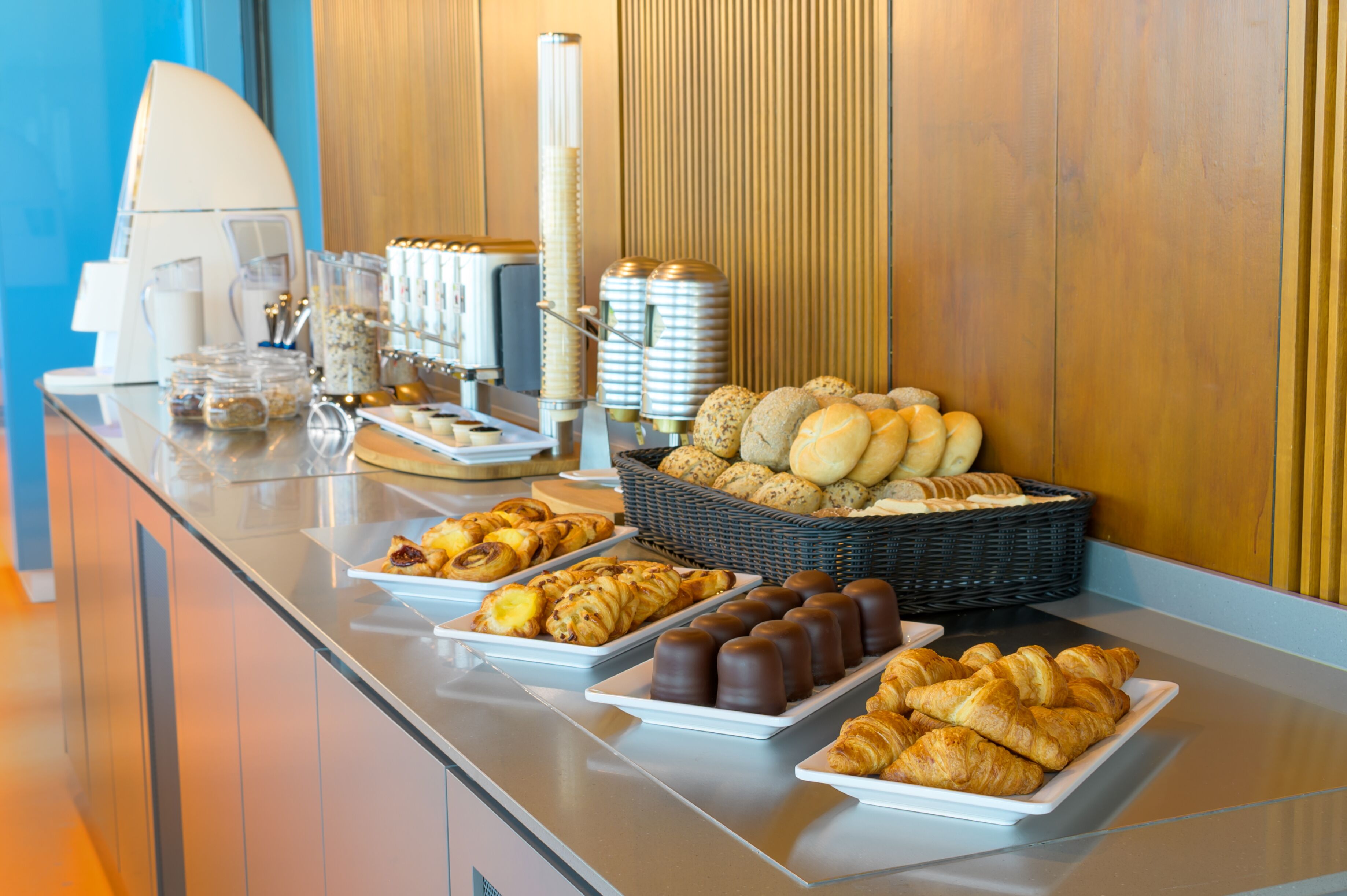 Petit déjeuner buffet (15.90 EUR par personne)