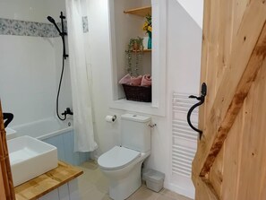 Douche, séchoir à cheveux, serviettes fournies, savon