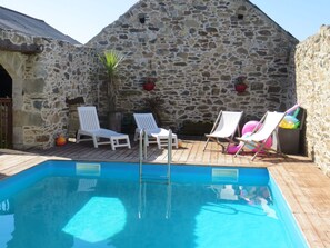 Una piscina al aire libre, una piscina climatizada