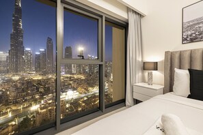 Escritorio, tabla de planchar con plancha, wifi gratis y ropa de cama