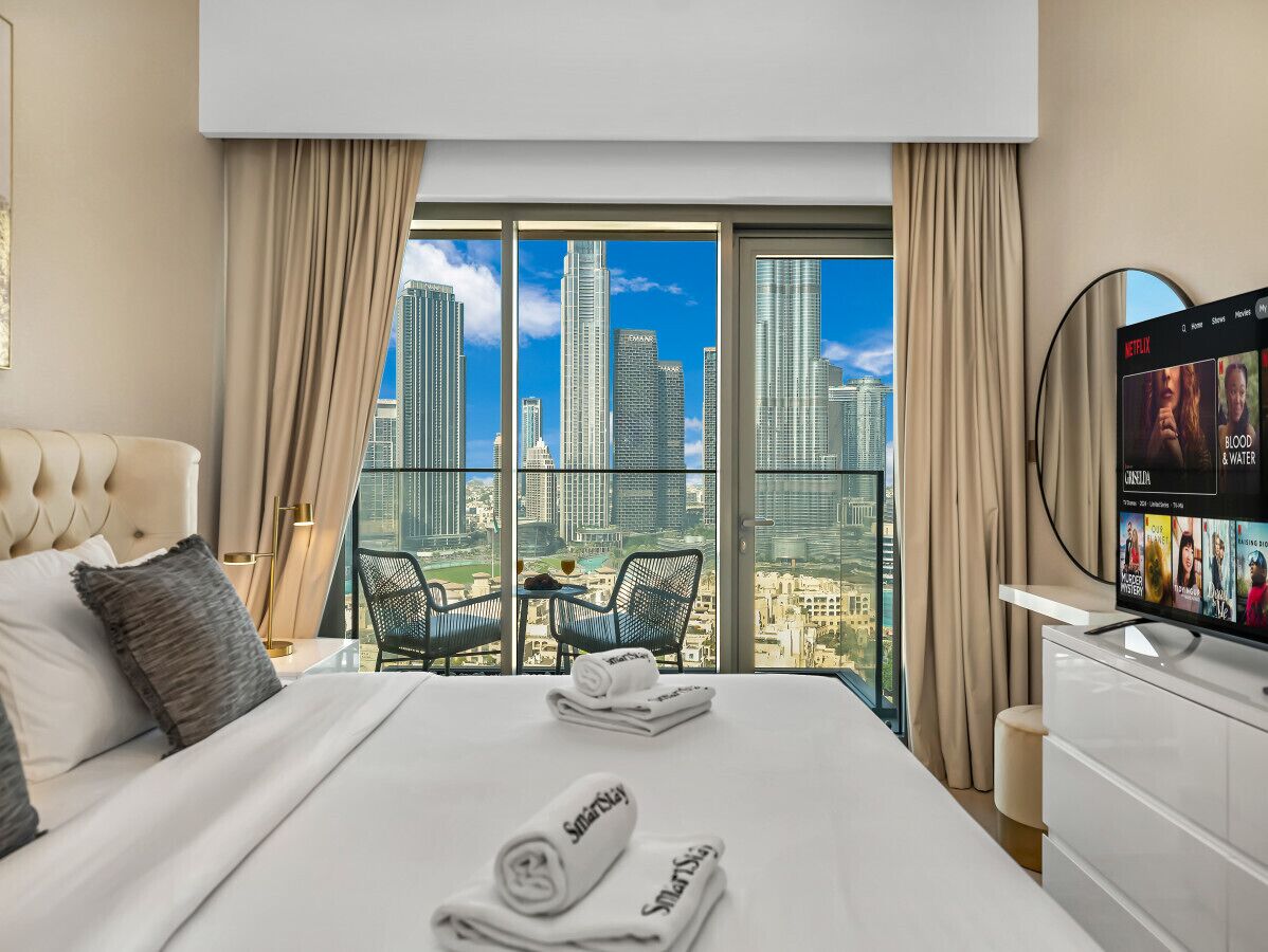 Escritorio, tabla de planchar con plancha, wifi gratis y ropa de cama 