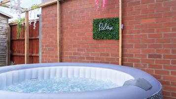 Tina de hidromasaje al aire libre