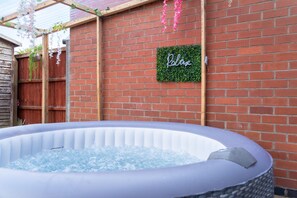 Outdoor spa tub - Luxury Stay In Leicester with Hot-Tub (Leicester)