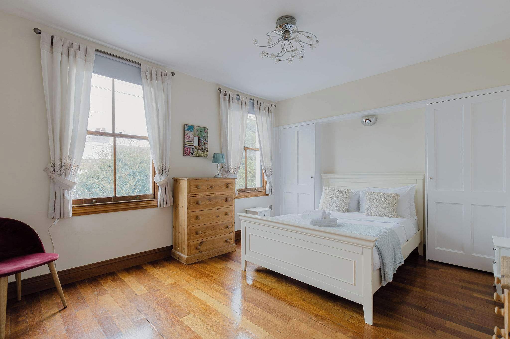 2 bedrooms, iron/ironing board, internet, bed sheets