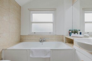 Bathtub - Prime Location 2 Bed East London (London)