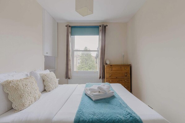 2 bedrooms, iron/ironing board, internet, bed sheets