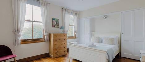 2 soverom, strykejern/-brett, internettilgang og sengetøy