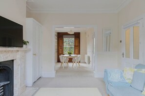 Una televisión, una oficina