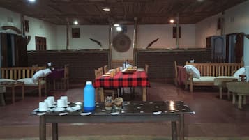 ๋งค์ผ ํ ๋ธ๋ ํผ์คํธ ๋ฌด๋ฃ ์์นจ ์์ฌ ํฌํจ