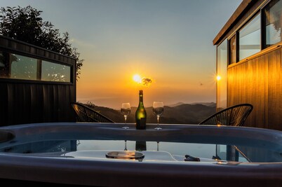 Luxury Glass Cabin- 270° Ocean & Forest Views + Hot Tub
