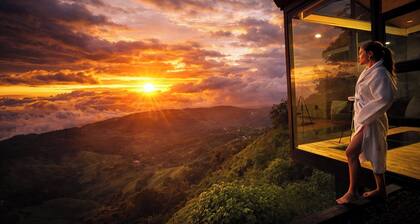 Luxury Glass Cabin- 270° Ocean & Forest Views + Hot Tub