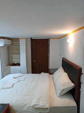 エコノミー ダブルルーム | 防音設備、WiFi (無料)、ベッドシーツ