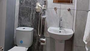 Economy Double Room | Bathroom