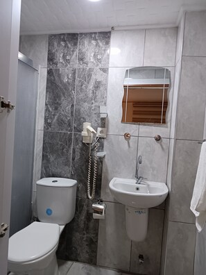 エコノミー ダブルルーム | バスルーム | ヘアドライヤー、スリッパ、タオル