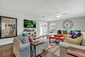 TV, MP3 dock - Hackberry Retreat - Hot Tub - Near Main (Fredericksburg)