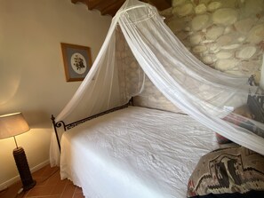1 habitación, wifi y ropa de cama