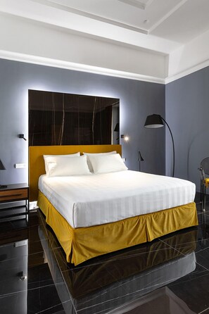 Premium bedding, down duvets, minibar, in-room safe - Poerio 25 Boutique Stay  (Naples)