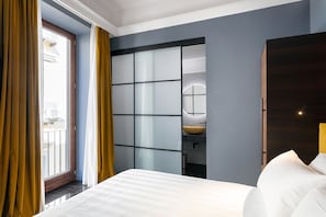 Classic Room | Premium bedding, down comforters, minibar, in-room safe - Poerio 25 Boutique Stay  (Naples)