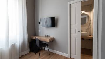 Comfort Room | 1 bedroom, free minibar items, desk, laptop workspace