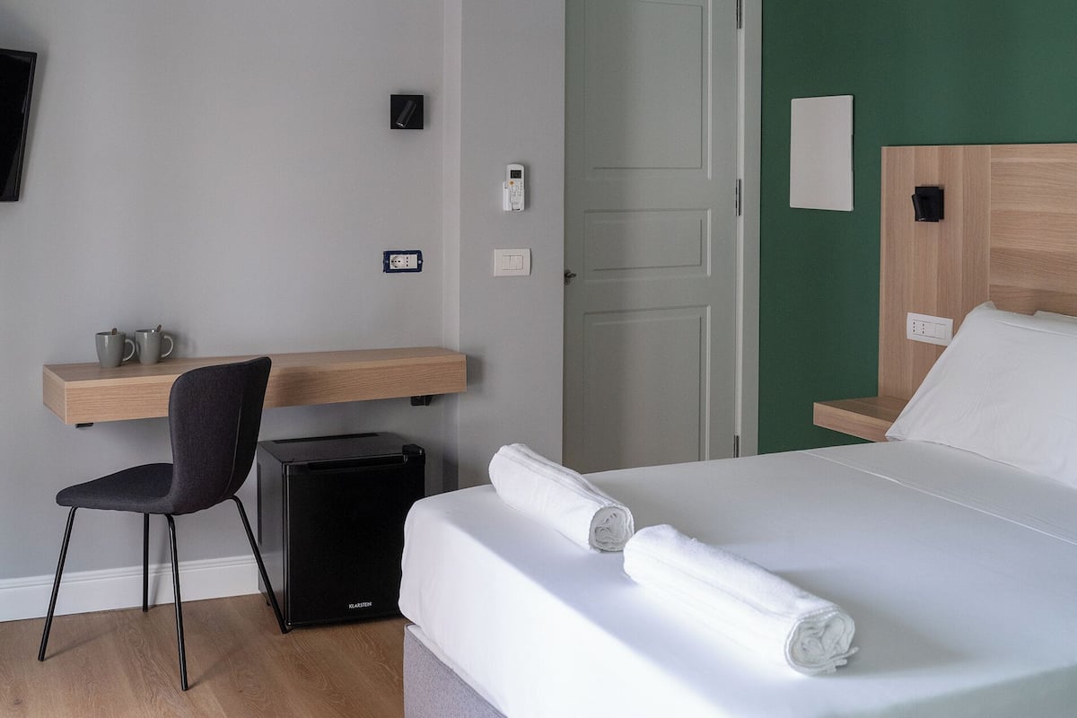 Comfort kamer, 1 twijfelaar, balkon, uitzicht op stad | 1 slaapkamer, een minibar met enkele gratis items, een bureau