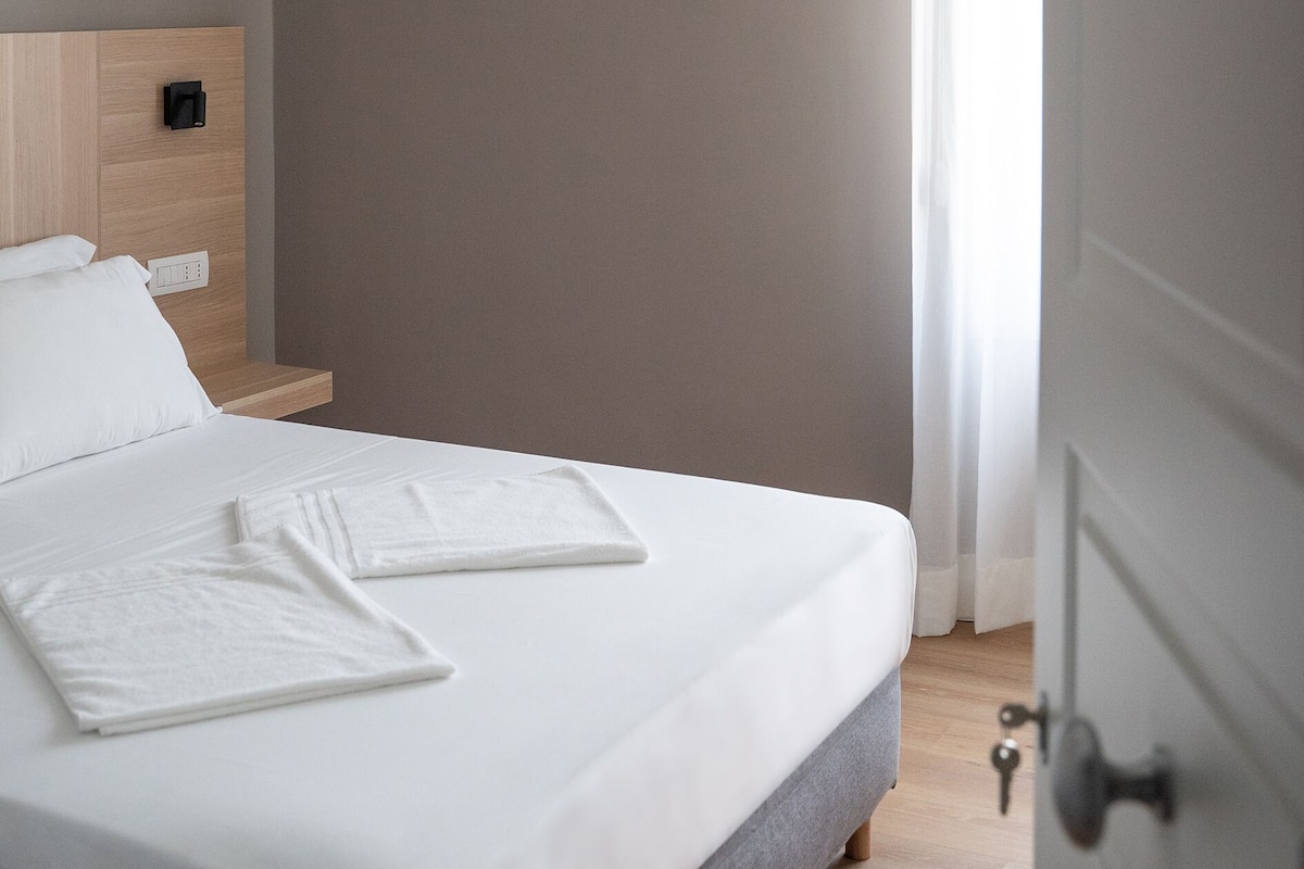 Comfort kamer | 1 slaapkamer, een minibar met enkele gratis items, een bureau