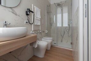 Comfort Double or Twin Room, Courtyard View | Bathroom | Shower, rainfall showerhead, hair dryer, bidet - Nolana 28 Rooms in Naples (Naples)