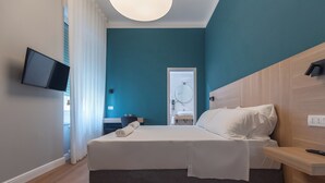 舒适客房 | 免费迷你吧物品、办公桌、笔记本电脑工作区、隔音