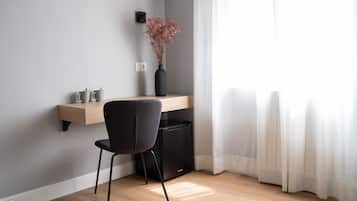 Comfort kamer, 1 twee- of 2 eenpersoonsbedden, uitzicht op de binnenplaats | 1 slaapkamer, een minibar met enkele gratis items, een bureau