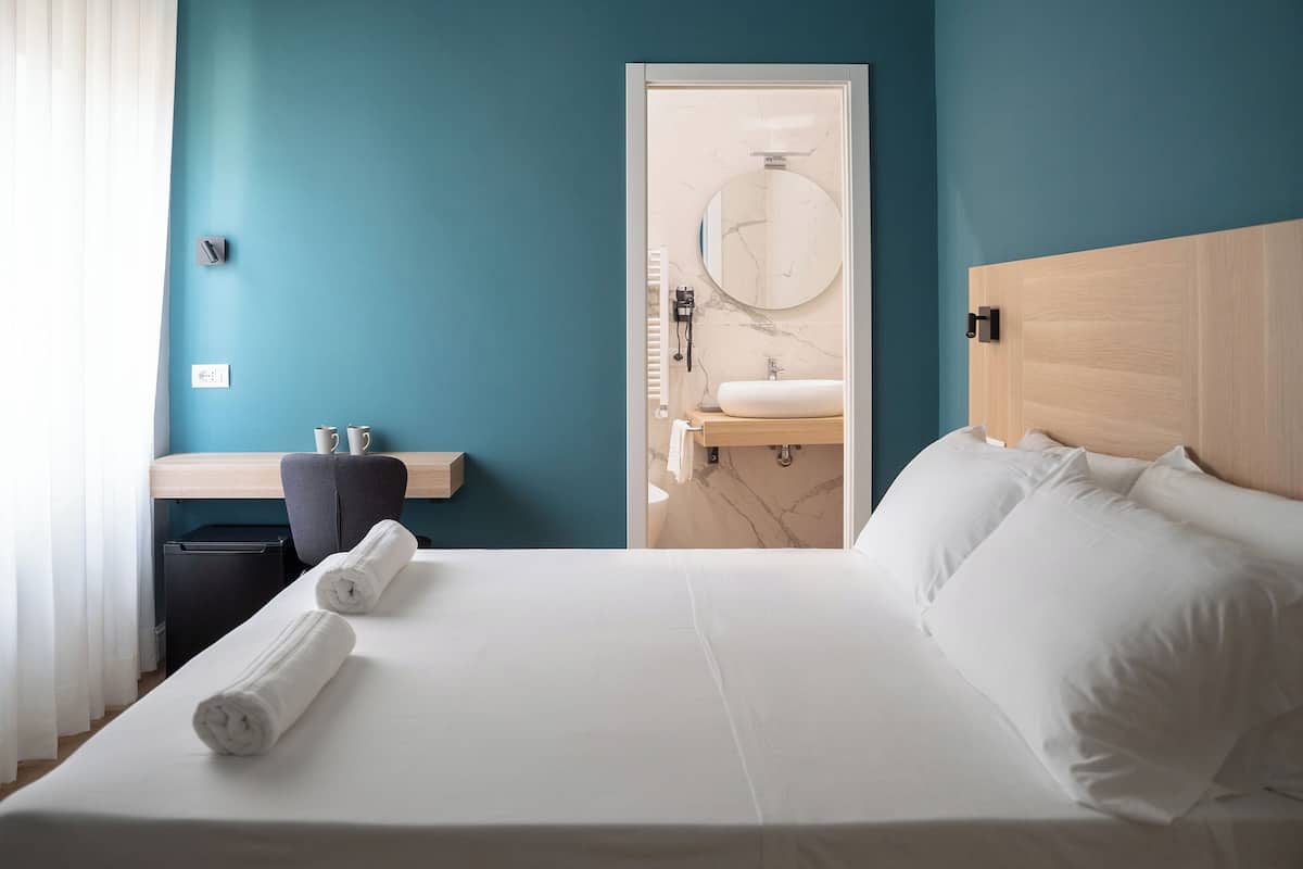 Comfort kamer | 1 slaapkamer, een minibar met enkele gratis items, een bureau