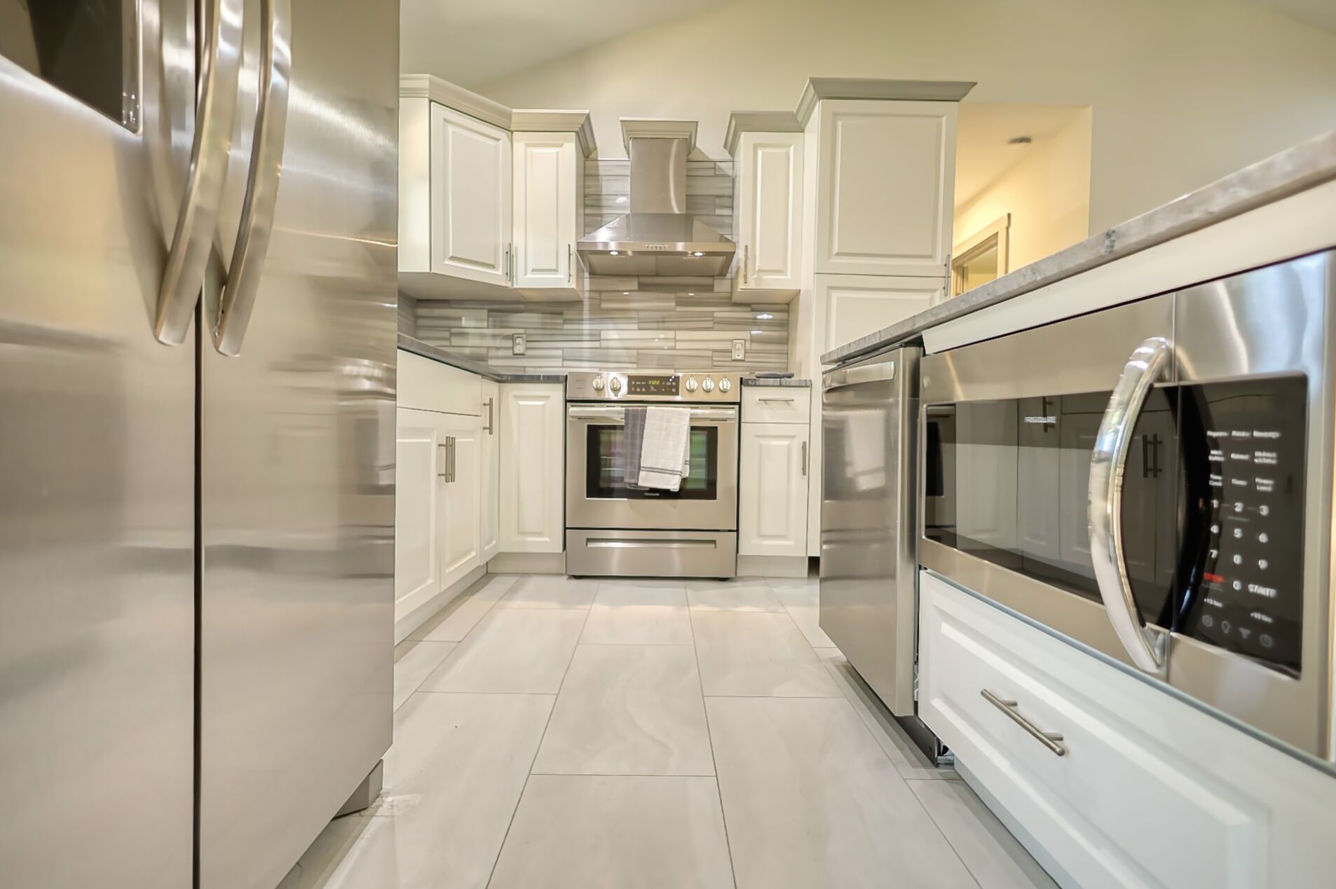 雪櫃、微波爐、焗爐、洗碗機